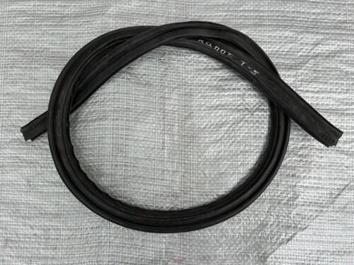 Ущільнювач капоту VW T5 7H0823713B VAG Фольксваген Т5