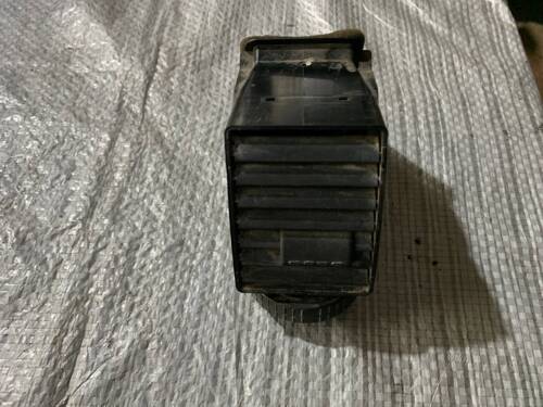 Дефлектор в панель правый центральный VW T5 7H0815706A VAG Фольксваген Т5
