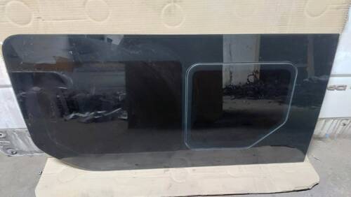 Скло з кватиркою, форточкою в кузов ліве навпроти здвижної дверки 823015676R Рено Трафік 3, Опель Віваро, Ніссан Прімастар