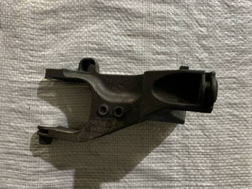 Кронштейн двигуна передній VW T5 2003+ 7H0199343 Фольксваген Т5