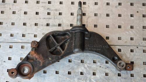 Кронштейн верхній КПП 2.5 2006+ 8200426815 Рено Трафік, Опель Віваро, Ніссан Прімастар