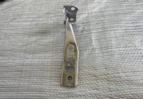 Петля, завіс капота права 1997-2006 1J0823302A Фольксваген Гольф 4